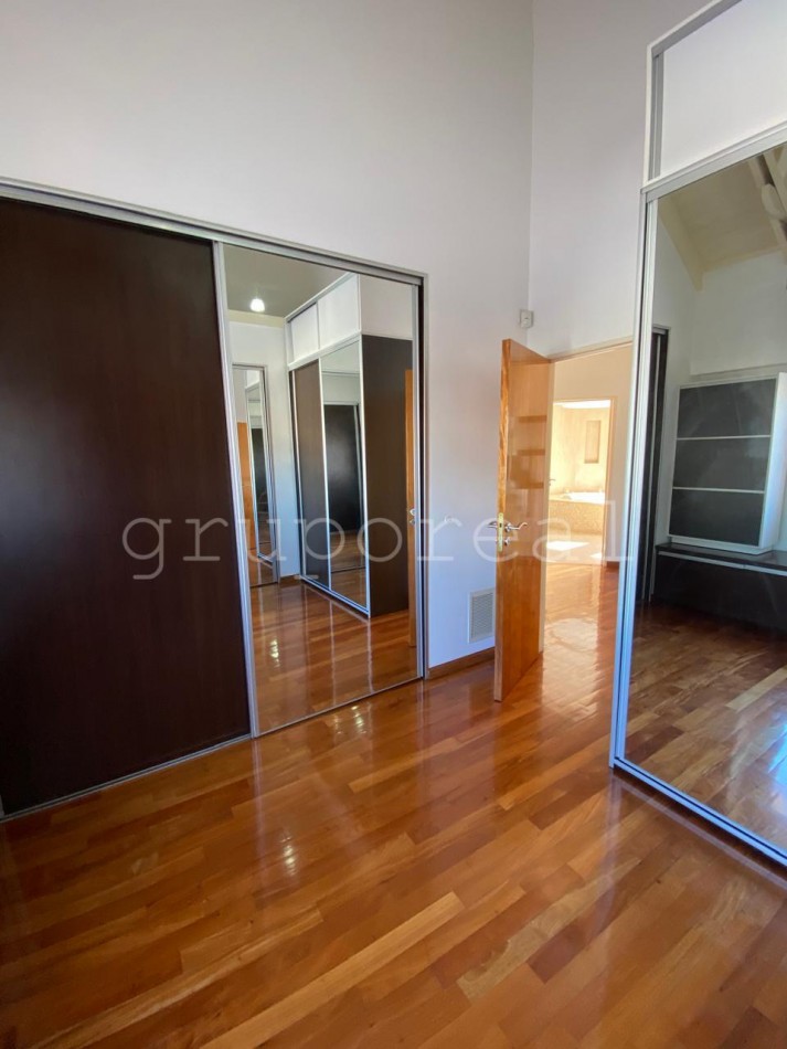 Destacada Residencia a la Venta, con gran parque piscina y quincho
