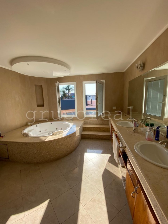 Destacada Residencia a la Venta, con gran parque piscina y quincho