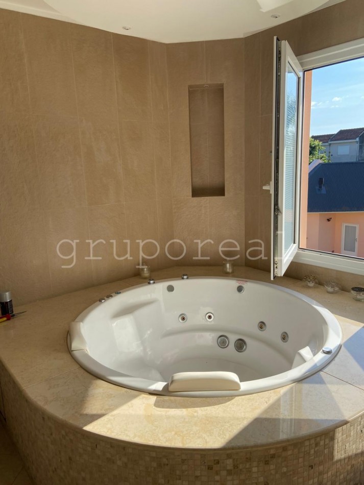 Destacada Residencia a la Venta, con gran parque piscina y quincho