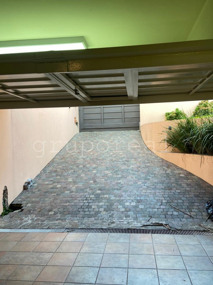 Destacada Residencia a la Venta, con gran parque piscina y quincho