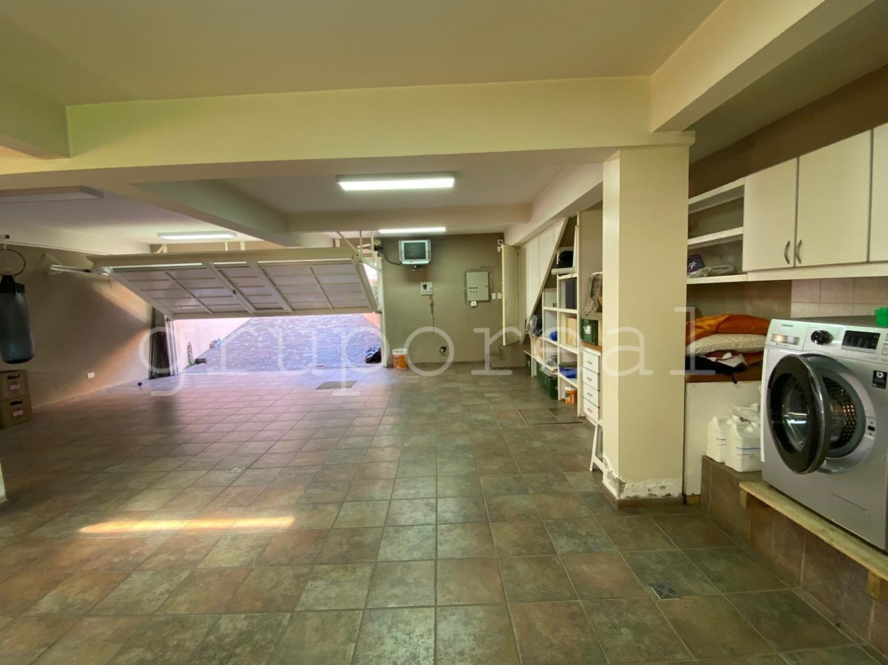 Destacada Residencia a la Venta, con gran parque piscina y quincho