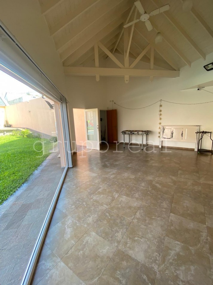 Destacada Residencia a la Venta, con gran parque piscina y quincho