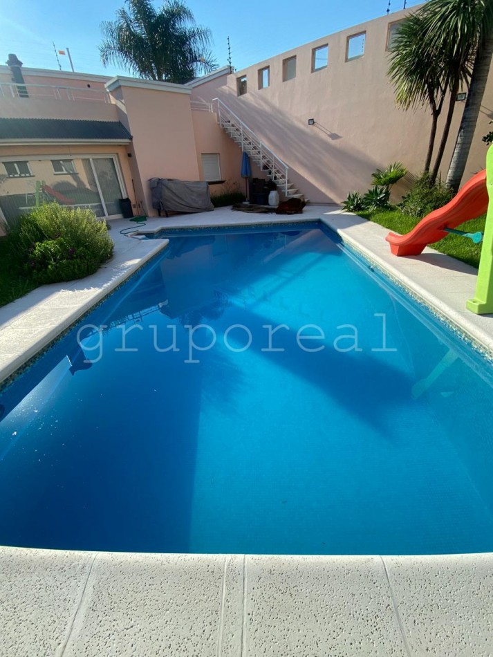 Destacada Residencia a la Venta, con gran parque piscina y quincho