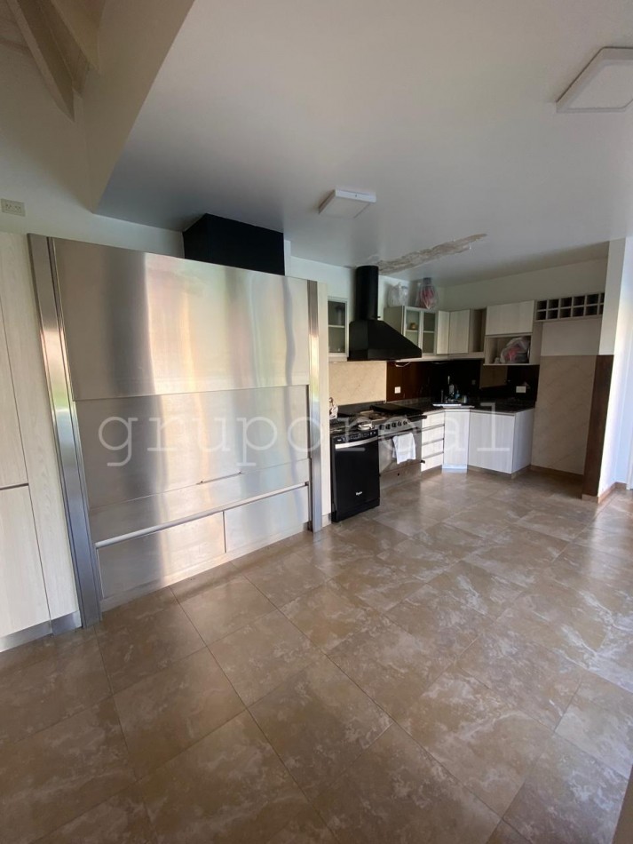 Destacada Residencia a la Venta, con gran parque piscina y quincho