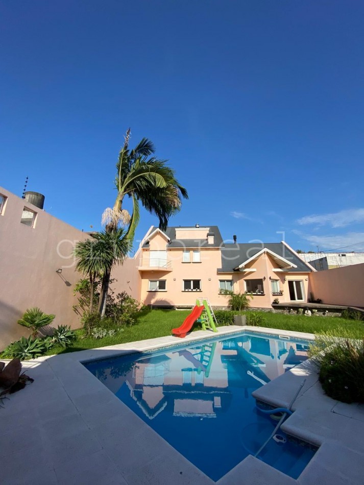 Destacada Residencia a la Venta, con gran parque piscina y quincho
