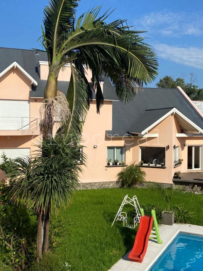 Destacada Residencia a la Venta, con gran parque piscina y quincho