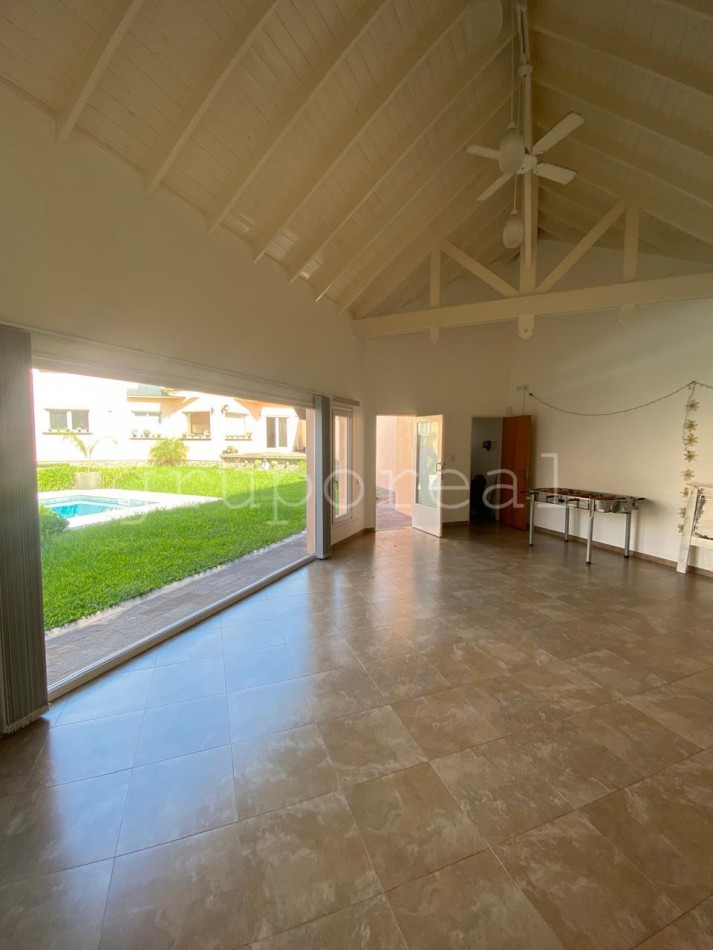 Destacada Residencia a la Venta, con gran parque piscina y quincho