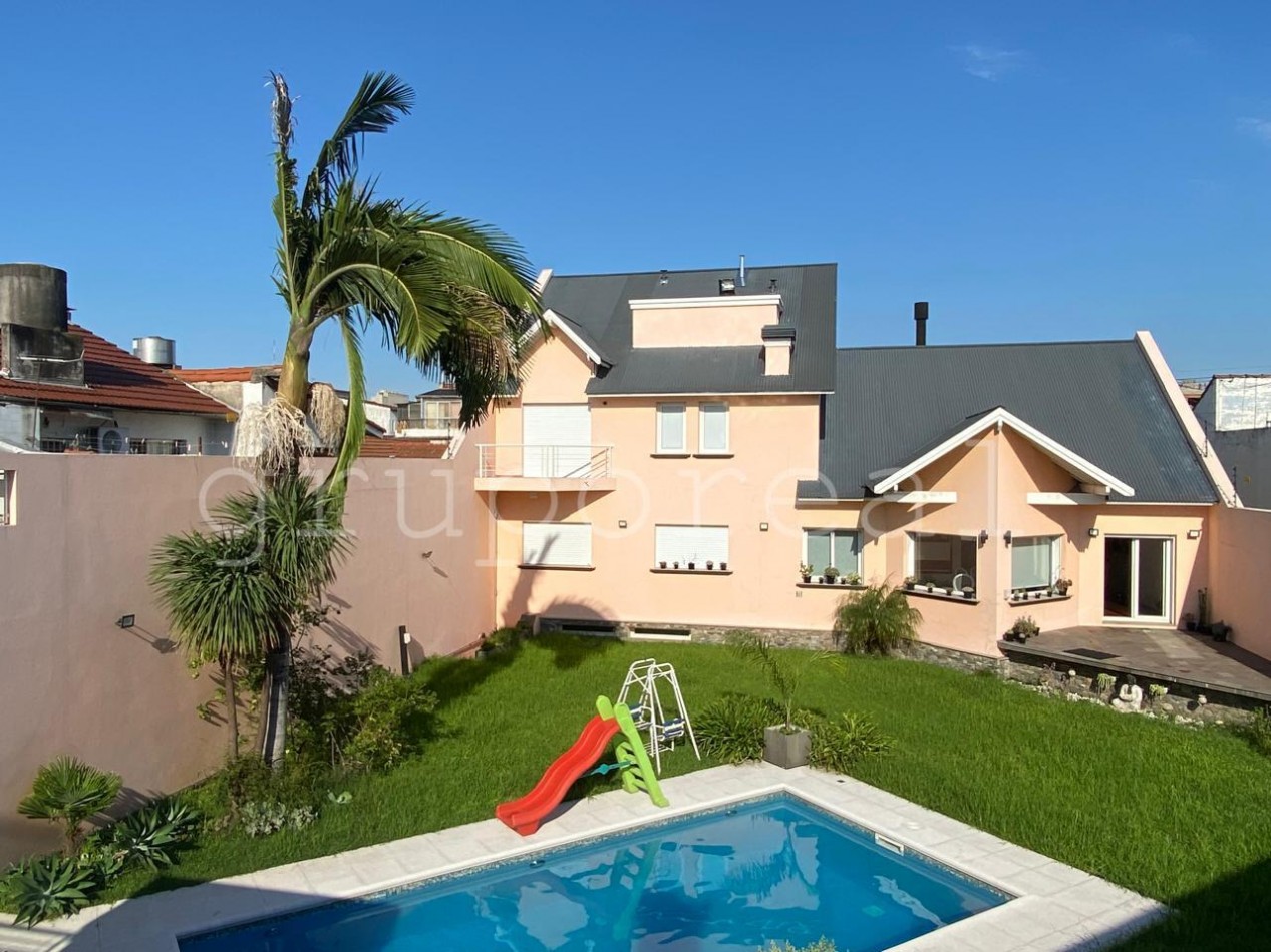 Destacada Residencia a la Venta, con gran parque piscina y quincho