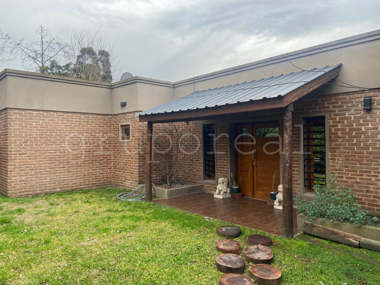BARRIO LINKS - HERMOSA CASA EN UNA PLANTA - GRAN PARQUE Y PISCINA