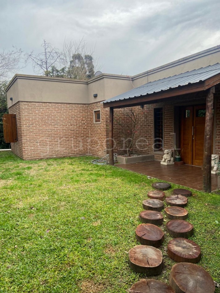 BARRIO LINKS - HERMOSA CASA EN UNA PLANTA - GRAN PARQUE Y PISCINA