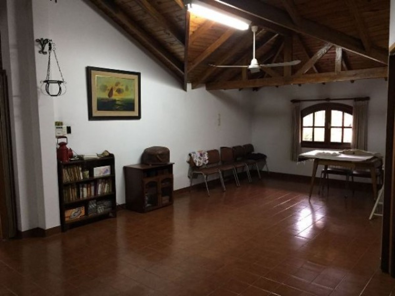 CASAQUINTA BARRIO EL TREBOL - EXCELENTE CONSTRUCCIÓN - CON PILETA Y GRAN QUINCHO