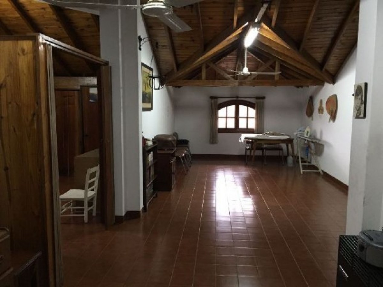 CASAQUINTA BARRIO EL TREBOL - EXCELENTE CONSTRUCCIÓN - CON PILETA Y GRAN QUINCHO