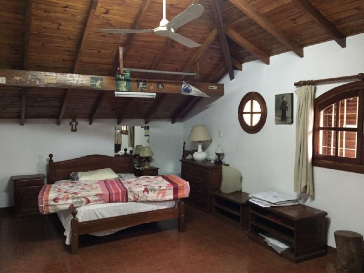 CASAQUINTA BARRIO EL TREBOL - EXCELENTE CONSTRUCCIÓN - CON PILETA Y GRAN QUINCHO