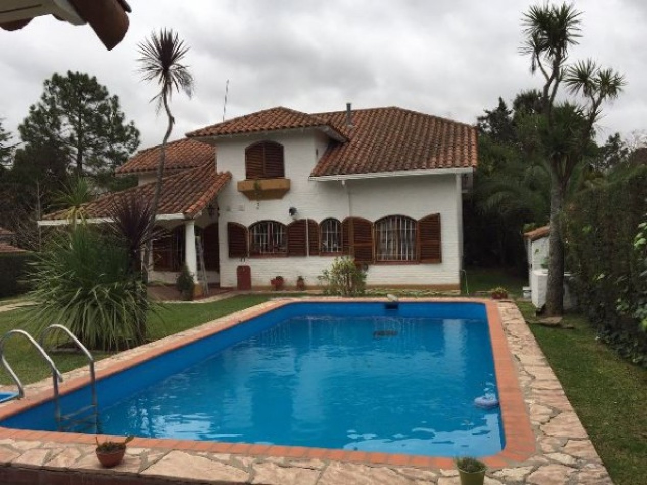 CASAQUINTA BARRIO EL TREBOL - EXCELENTE CONSTRUCCIÓN - CON PILETA Y GRAN QUINCHO