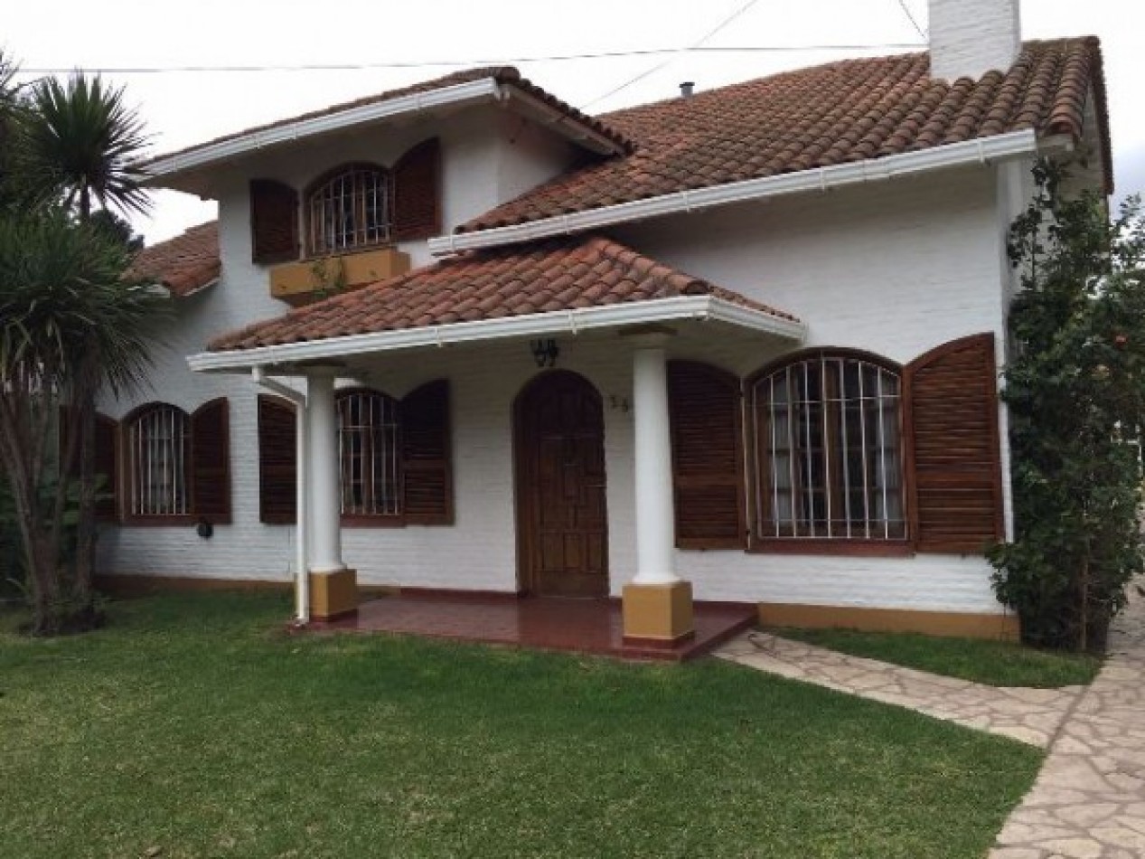 CASAQUINTA BARRIO EL TREBOL - EXCELENTE CONSTRUCCIÓN - CON PILETA Y GRAN QUINCHO