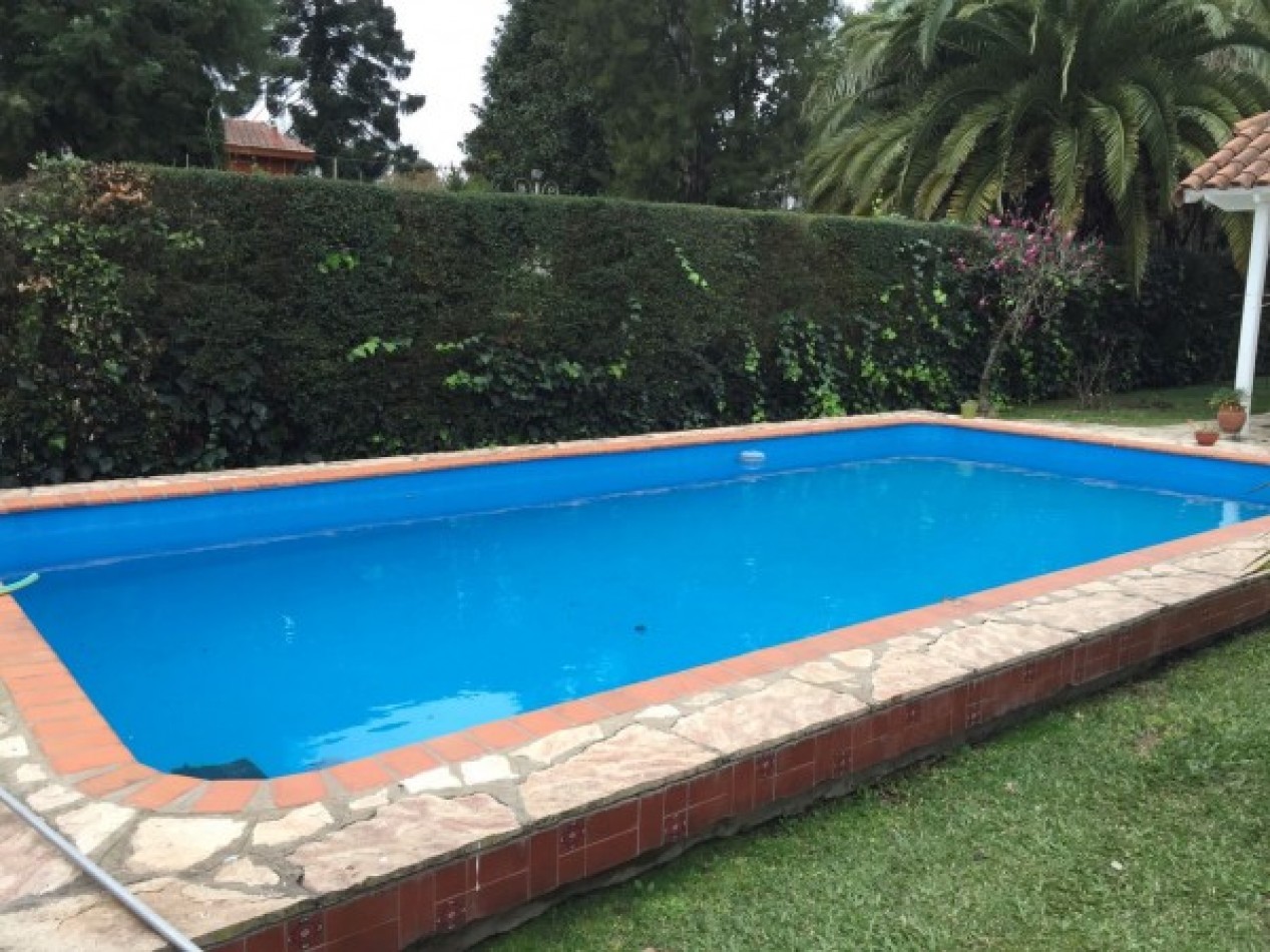 CASAQUINTA BARRIO EL TREBOL - EXCELENTE CONSTRUCCIÓN - CON PILETA Y GRAN QUINCHO