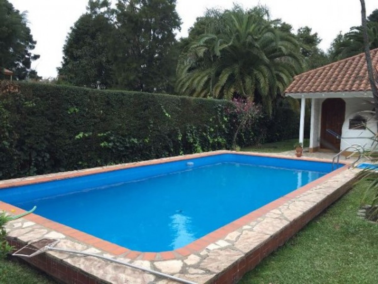 CASAQUINTA BARRIO EL TREBOL - EXCELENTE CONSTRUCCIÓN - CON PILETA Y GRAN QUINCHO