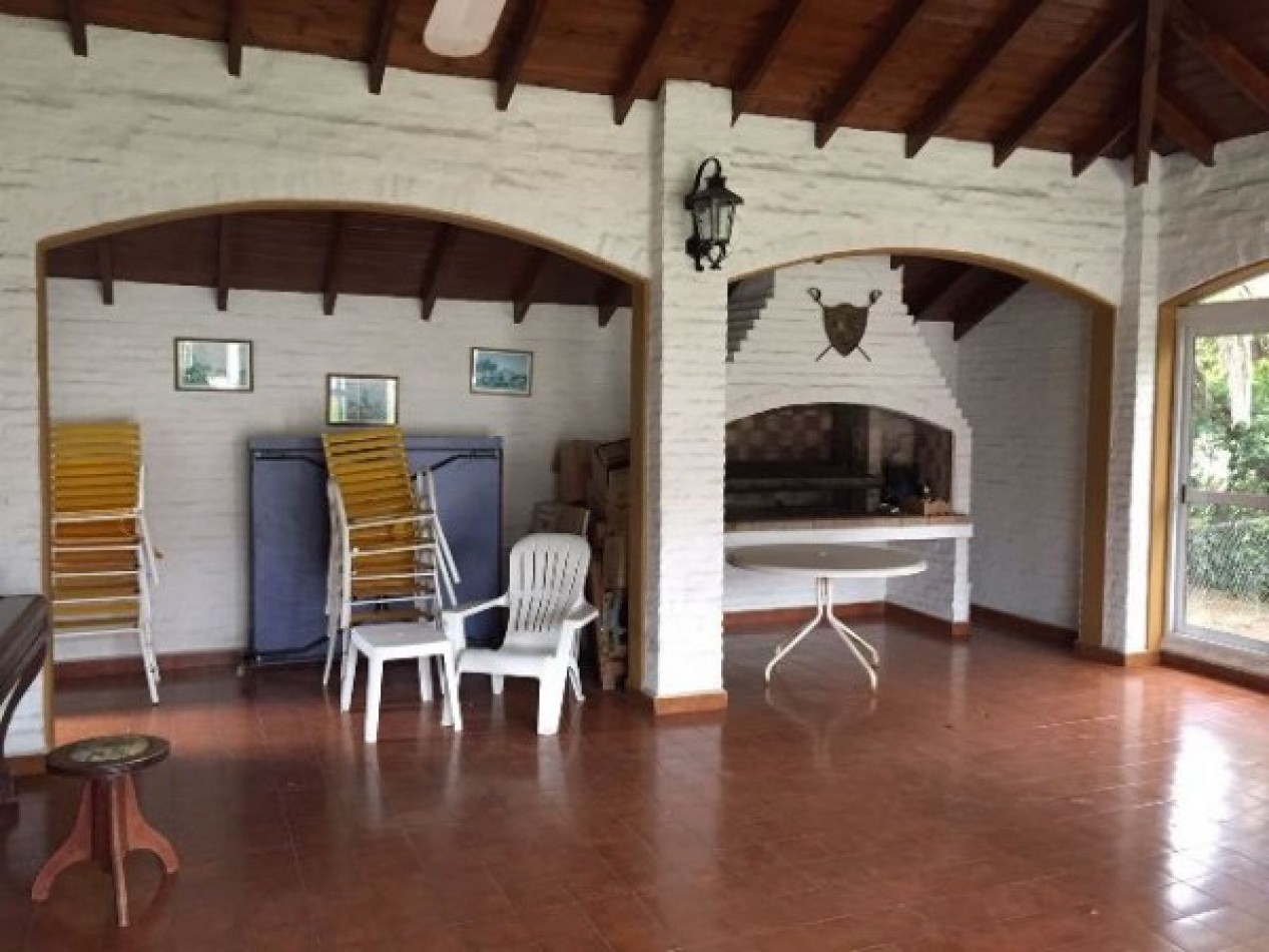 CASAQUINTA BARRIO EL TREBOL - EXCELENTE CONSTRUCCIÓN - CON PILETA Y GRAN QUINCHO