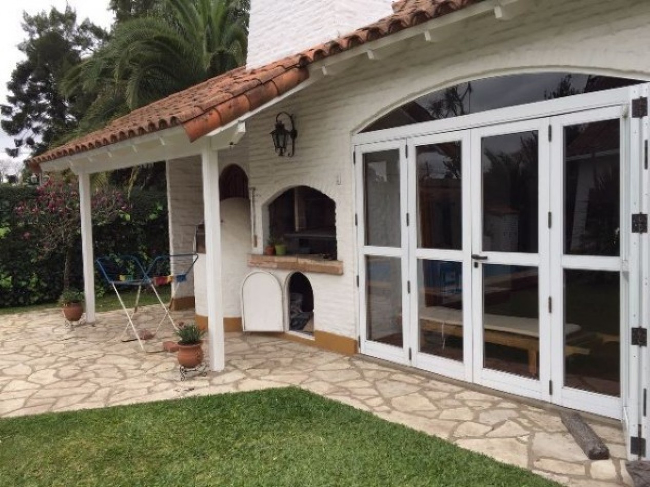 CASAQUINTA BARRIO EL TREBOL - EXCELENTE CONSTRUCCIÓN - CON PILETA Y GRAN QUINCHO