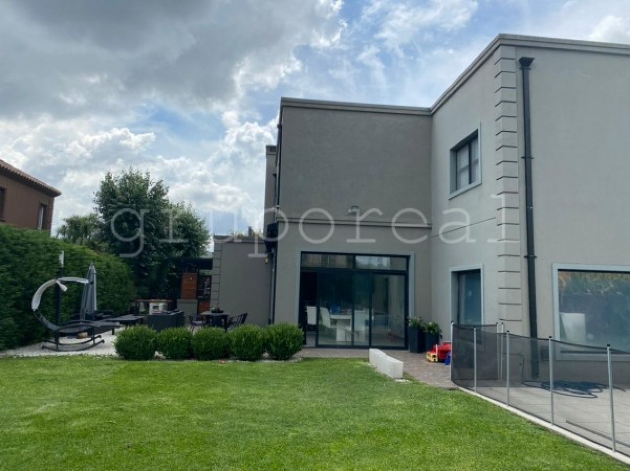 EL ROCIO - Amplia casa sobre gran lote de 900 m2