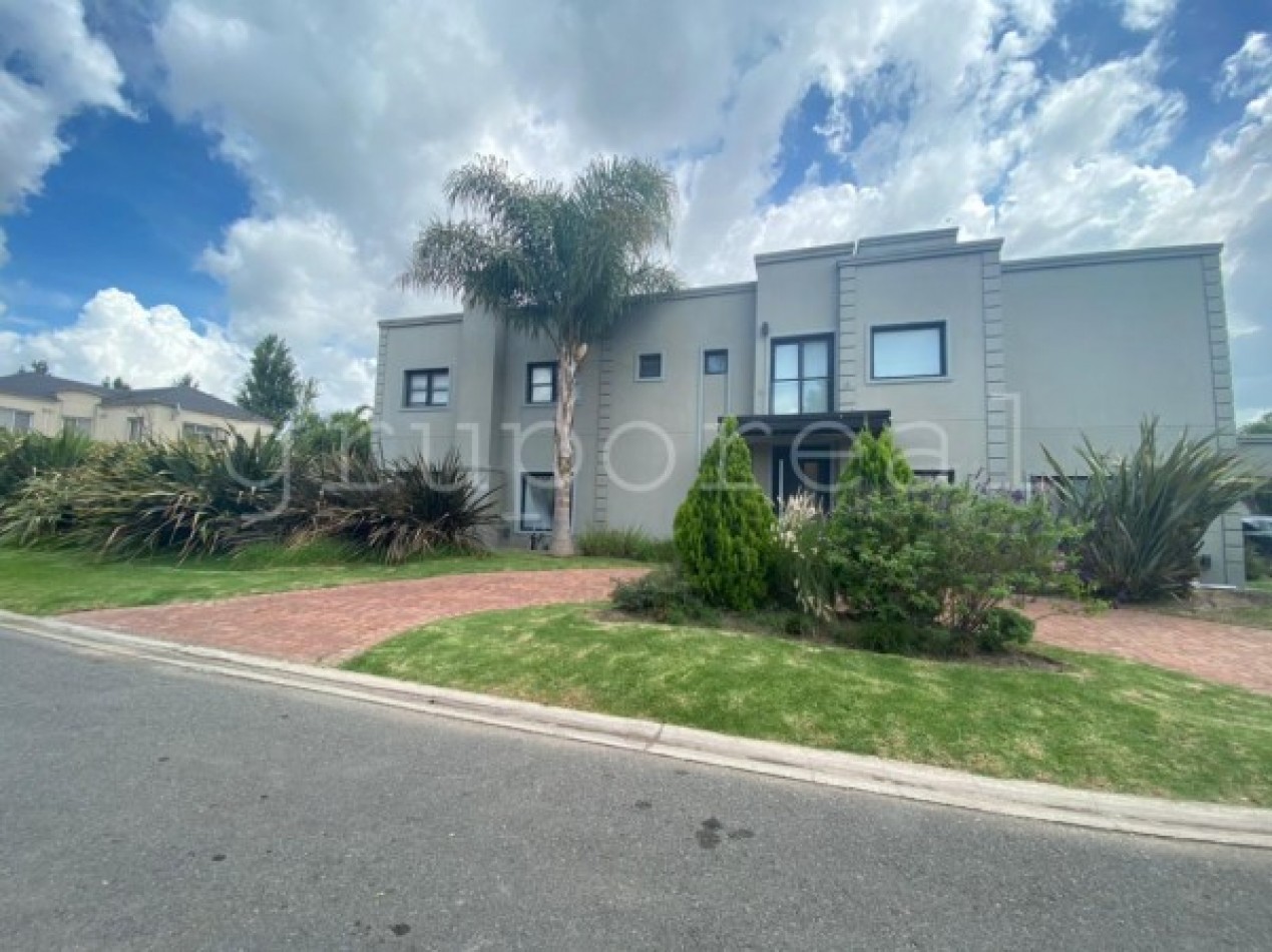 EL ROCIO - Amplia casa sobre gran lote de 900 m2