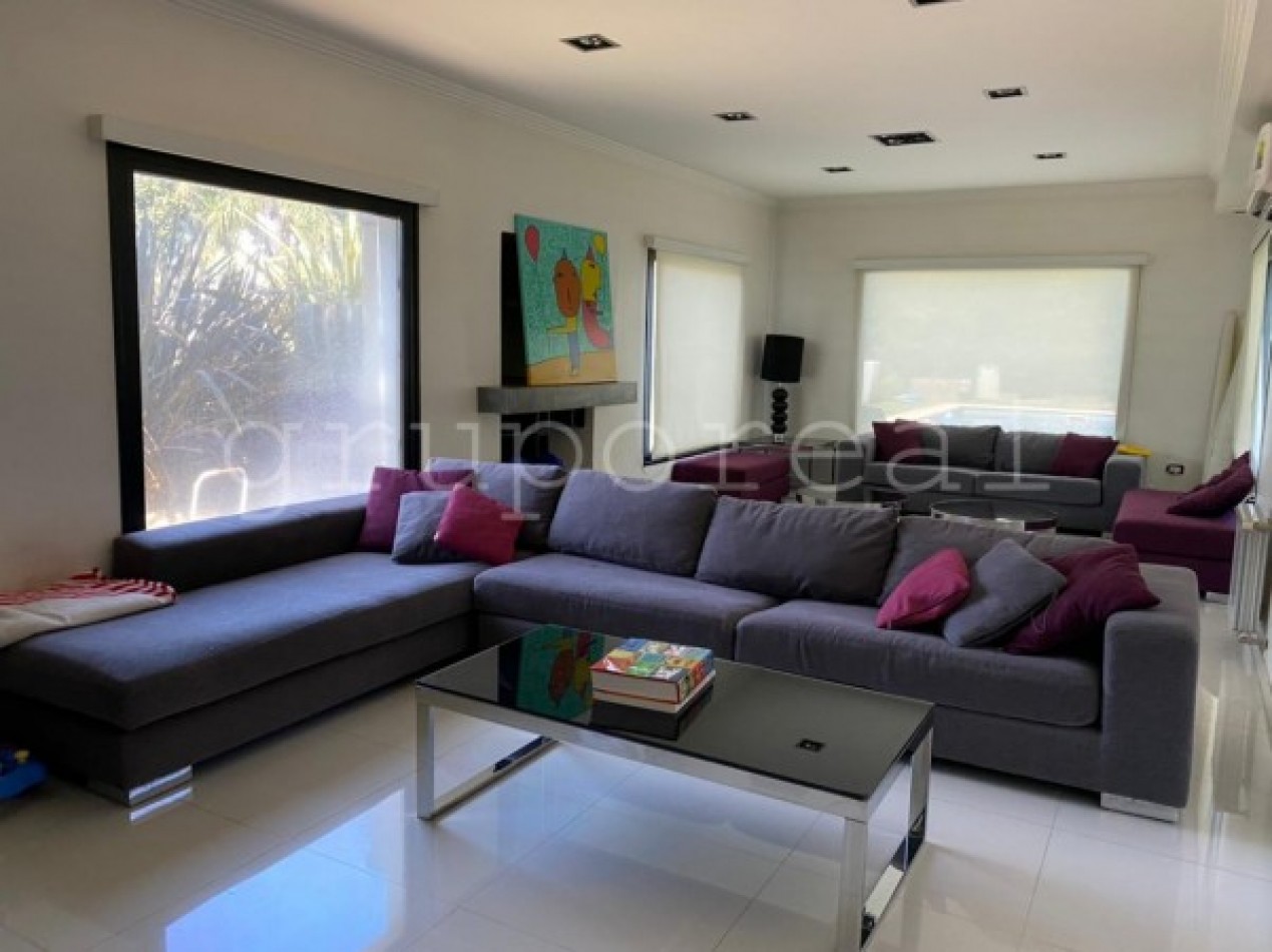 EL ROCIO - Amplia casa sobre gran lote de 900 m2