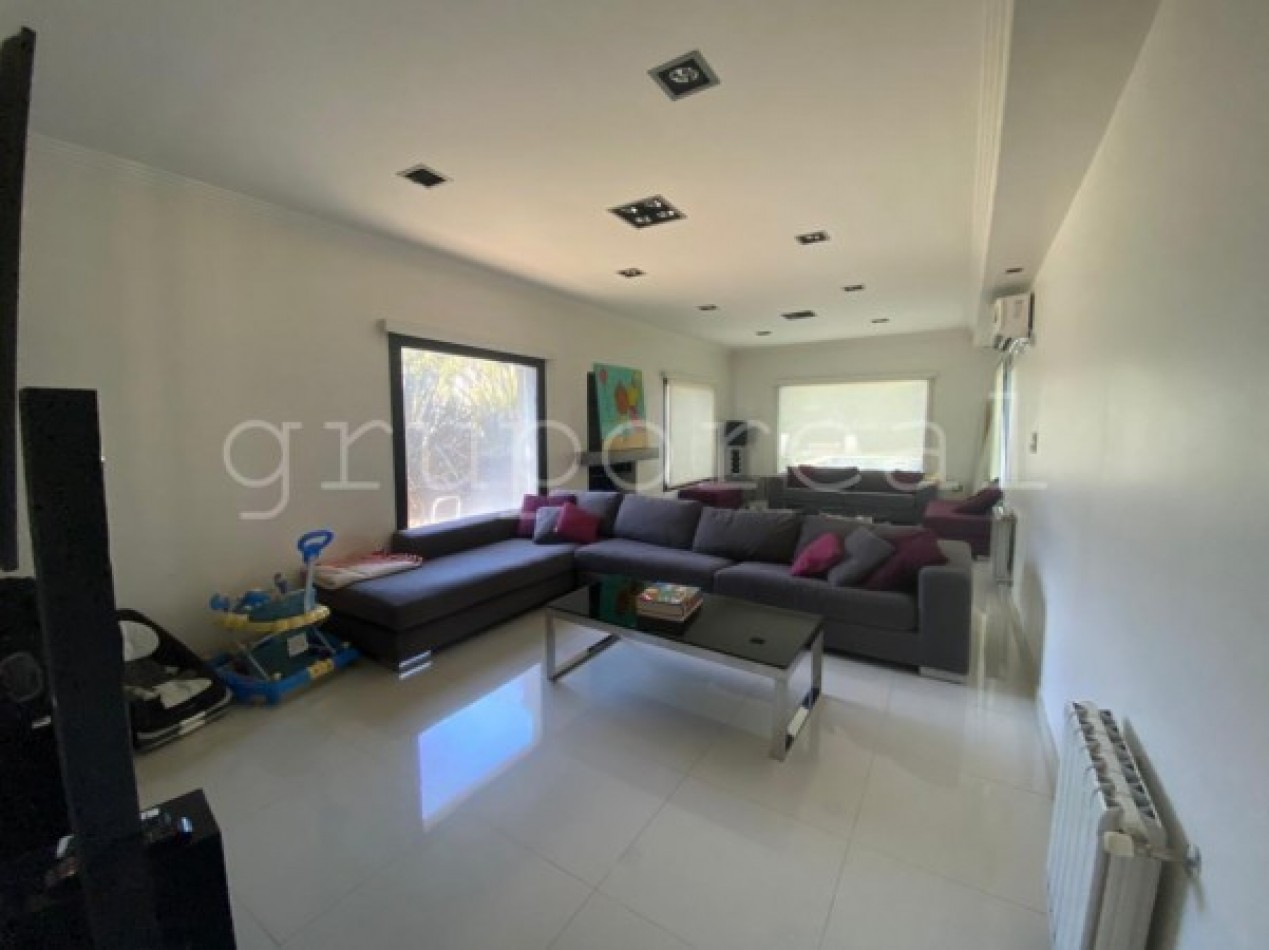 EL ROCIO - Amplia casa sobre gran lote de 900 m2