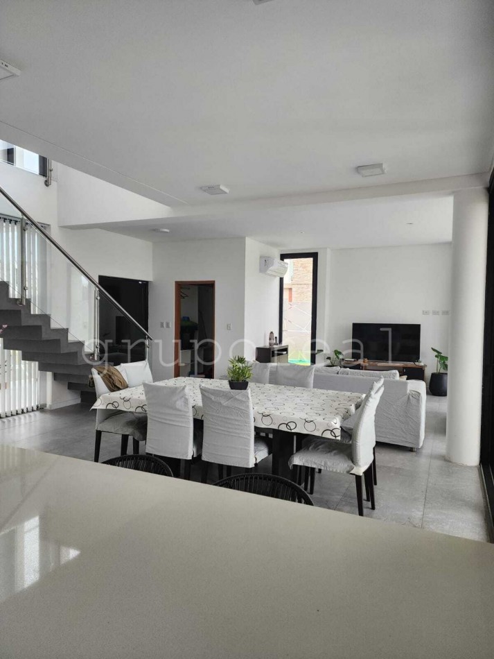 TERRALAGOS - Casa en venta Barrio Plaza con lote a espacio verde