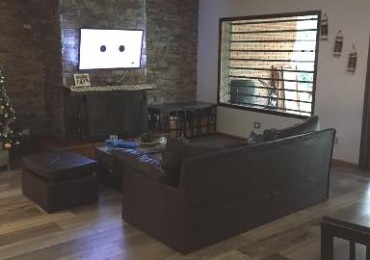 BARRIO LINKS - HERMOSA CASA EN UNA PLANTA - GRAN PARQUE Y PISCINA