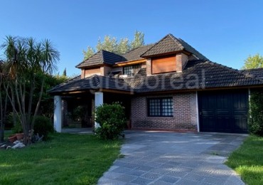 EL OMBU - Casa sobre parque de 1000m2, piscina y gran playroom