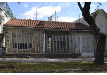 MONTE GRANDE - Chalet en excelente ubicacion