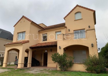 EL ROCIO - Casa estilo colonial  sobre gran lote  