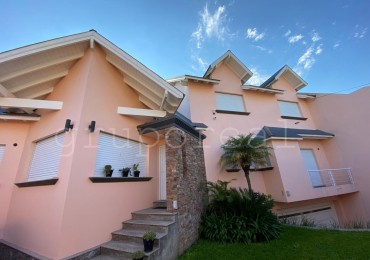 Destacada Residencia a la Venta, con gran parque piscina y quincho