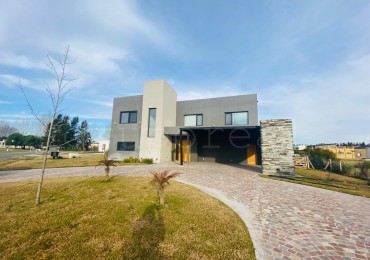 FINCAS DEL ALBA - Excelente propiedad con 4 dormitorios + escritorio + gimnasio/playroom