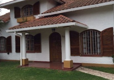 CASAQUINTA BARRIO EL TREBOL - EXCELENTE CONSTRUCCIÓN - CON PILETA Y GRAN QUINCHO 