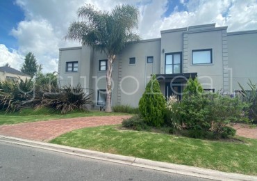 EL ROCIO - Amplia casa sobre gran lote de 900 m2